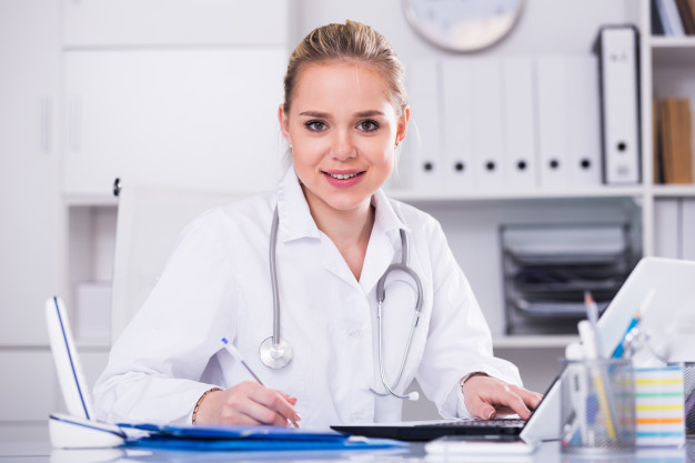 Imagem mostra médica adotando boas práticas em bancos de sangue