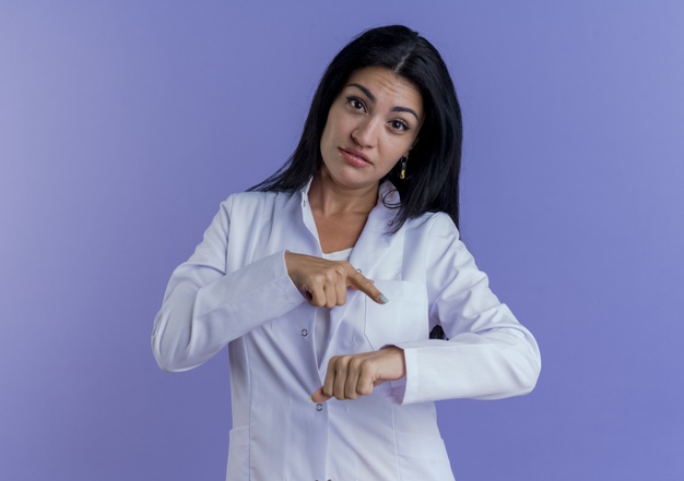 Imagem mostra profissional de saúde reclamando de atraso em consultas médicas