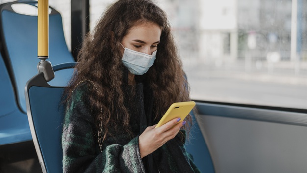 Imagem mostra mulher recebendo mensagem de confirmação de consulta no celular