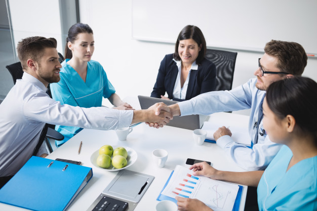 Imagem mostra grupo de doutores trabalhando em estratégias de marketing médico