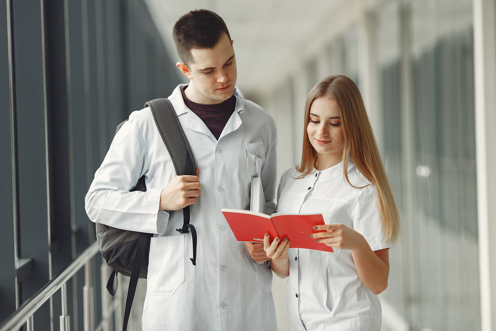 Imagem mostra estudantes com livros de medicina